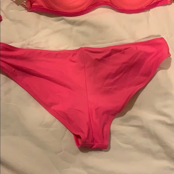 Victoria’s Secret Bikini - Picture 5 of 6